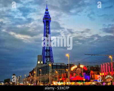 Blackpool Tower illuminata di notte. Foto Stock