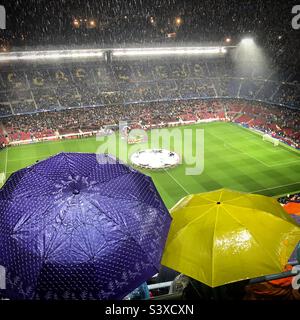 I tifosi si coprono e gli stand sono vuoti allo stadio Camp Nou, mentre un'enorme tempesta di tempesta colpisce una partita della Barcelona FC Champions League contro Olympiakos proprio come sta per iniziare Foto Stock