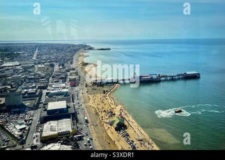 Blackpool Central Pier e passeggiata con North Pier e Pleasure Beach in lontananza. Foto Stock