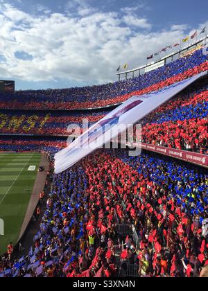 I tifosi del Barcelona FC festeggiano la vittoria del titolo della Liga League 2015 allo stadio Camp Nou e svelano un poster gigante del leggendario giocatore Xavi in pensione prima del calcio d'inizio Foto Stock