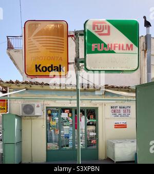 Insegne Kodak e Fujifilm all'esterno di un negozio di Delfi, Grecia Foto Stock