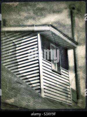 Lato posteriore di una casa in stile Cape Cod, con finestre dormienti, costruita a metà degli anni Ottanta. Questa è una casa di famiglia dello Utah, Stati Uniti. Immagine invecchiata e stagionata in digitale, rendendo una casa già più vecchia apparire più così. Foto Stock