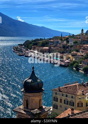 Vista su Limone sul Garda in Italia Ottobre estate Foto Stock