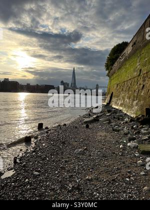 Il Tamigi di Londra preannunciano Wapping Foto Stock