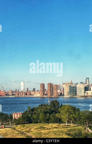 Vista da Roosevelt Island a New York City, scaglia l'acqua per la città. Foto Stock
