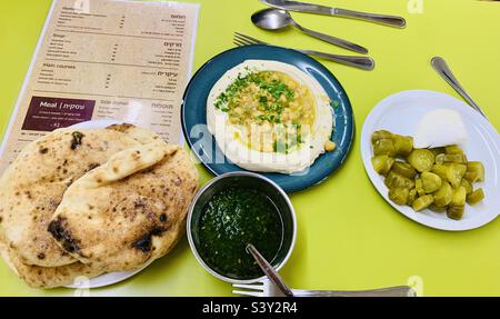 Piatto di Hummus nel popolare ristorante Pinati a Gerusalemme Ovest, Israele. Foto Stock