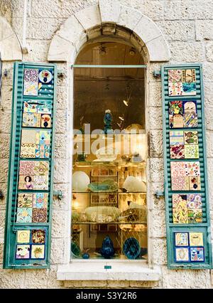 Belle porte e finestre nel quartiere Nahalat Shiva’a di Gerusalemme. Foto Stock