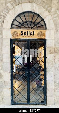 Belle porte e finestre nel quartiere Nahalat Shiva’a di Gerusalemme. Foto Stock