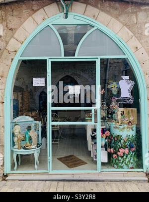 Belle porte e finestre nel quartiere Nahalat Shiva’a di Gerusalemme. Foto Stock