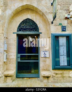 Belle porte e finestre nel quartiere Nahalat Shiva’a di Gerusalemme. Foto Stock