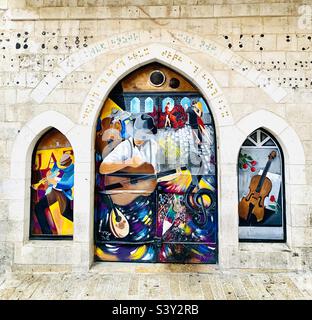 Belle porte e finestre nel quartiere Nahalat Shiva’a di Gerusalemme. Foto Stock