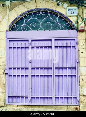 Belle porte e finestre nel quartiere Nahalat Shiva’a di Gerusalemme. Foto Stock