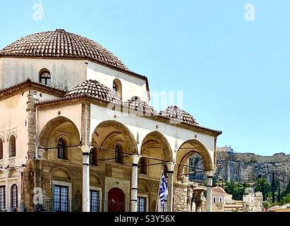 Parte della Moschea di Tsisdarakis in Piazza Monastiraki ad Atene, Grecia. Costruito nel 1759 come moschea ottomana e successivamente utilizzato come caserma, prigione e negozio. NOE parte del Museo di Arte popolare greca Foto Stock