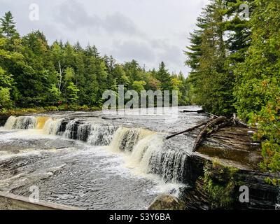 Le cascate superiore e inferiore Tahquamenon River Falls state Park nel Paradise Michigan. Le cascate colorate di cedro scorrono nel Lago superiore Foto Stock