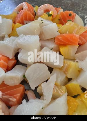 Pezzi di pesce crudo per la cottura a torta di pesce Foto Stock