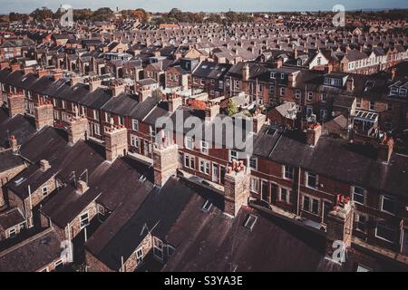 Vista aerea delle case terrazzate di ritorno su una grande proprietà immobiliare nel Nord dell'Inghilterra durante la promessa di livellamento del governo britannico Foto Stock