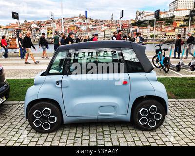 Citroen Ami piccola auto elettrica vista parcheggiata a Porto Portogallo nel mese di ottobre 2022 Foto Stock