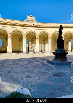 Statua di Venere nell'antico mercato del pesce, mercato del pesce, a Trapani, Sicilia, Italia. Foto Stock