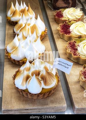 Meringue frutto della passione nella vetrina del panificio Foto Stock