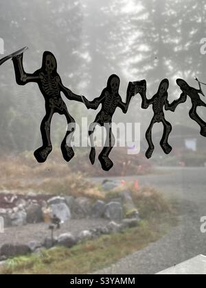 Skeleton che decora una finestra per Halloween. E nella nebbia. Foto Stock