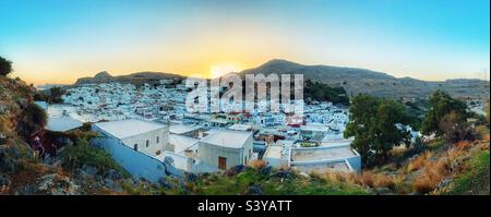 Città di Lindos sull'isola di Rodi al tramonto Foto Stock