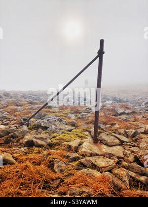 Escursioni in collina su una montagna nebbiosa nelle Highlands scozzesi, Scozia Foto Stock