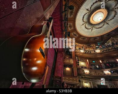 Globe Theatre ora Gielgud Theatre in onore dell'attore Sir John Gielgud dal 1994 nel West End di Londra. Interno con palco impostato per uccidere un Mockingbird quindi chitarra Foto Stock