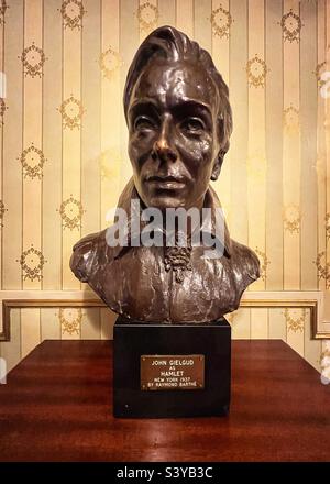 Busto di Sir John Gielgud, attore, Regno Unito come Hamlet, nel foyer del Teatro Gielgud, Shaftesbury Avenue, Londra Foto Stock