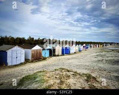 Le capanne sulla spiaggia di West Wittering si trovano nel Sussex occidentale in Inghilterra. Foto Stock