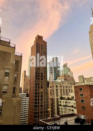 Alba sui grattacieli di Manhattan, New York, USA Foto Stock