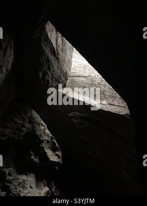 Luce che attraversa un'apertura in una grotta del New Hampshire Foto Stock