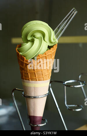 Gelato Matcha soft serve a Osaka, Giappone Foto Stock