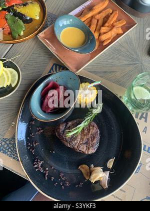 Filetto argentino servito con verdure alla griglia e patatine fritte dolci Foto Stock