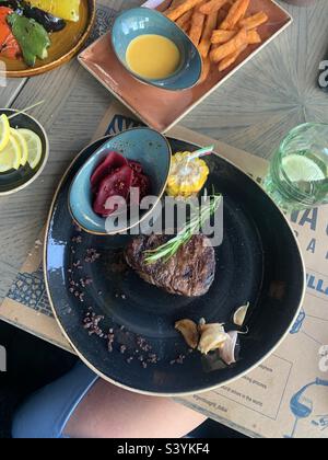 Filetto argentino servito con verdure alla griglia e patatine fritte dolci Foto Stock