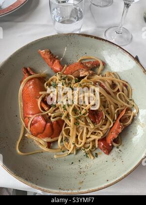 Primo piano immagine dei tagliolini serviti con aragosta in un ristorante italiano Foto Stock