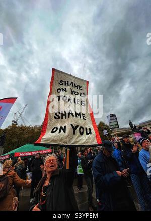 Vergogna su di te, vergogna su di te! Banner alla manifestazione anti-austerità a Trafalgar Square, Londra, il 5th novembre 2022. Sindacati straordinari si sono riuniti per chiedere l’elezione generale nel Regno Unito Foto Stock