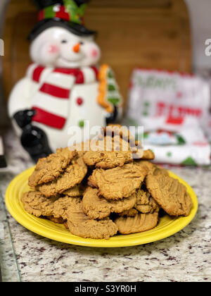 Piatto pieno di biscotti fatti in casa al burro di arachidi. Tema di Natale. Foto Stock