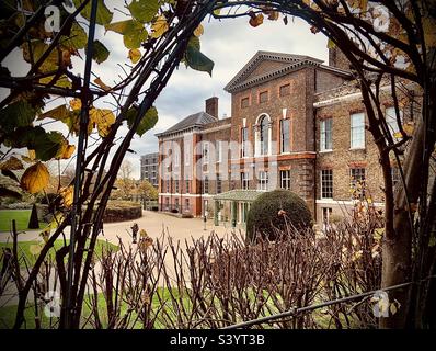 Vista sul Kensington Palace dal Sunken Garden. Autunno 2022 Foto Stock