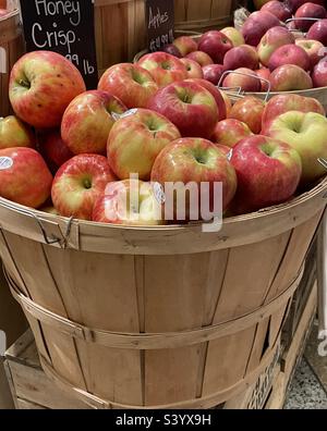 Cesto di mele in legno Foto Stock