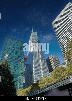 Christmas Tree, Bank of America Tower e salesforce Building come si vede da Bryant Park, 2022, New York City, USA Foto Stock