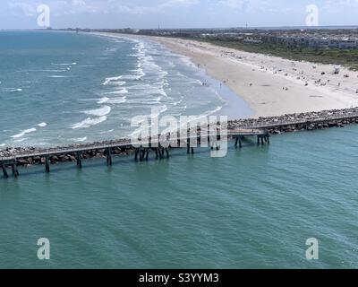 Maggio 2022, vista sul molo e sulla spiaggia da una nave da crociera che parte da Port Canaveral, Cape Canaveral, Brevard County, Florida, Stati Uniti Foto Stock