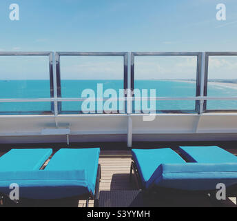 Maggio, 2022, la Lounge si trova sul ponte della nave da crociera Carnival Liberty che parte da Port Canaveral, Cape Canaveral, Brevard County, Florida, Stati Uniti Foto Stock