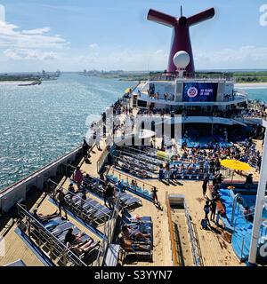 Maggio, 2022, a bordo della nave da crociera Carnival Liberty all'inizio di una crociera delle Bahamas che parte da Port Canaveral, Cape Canaveral, Brevard County, Florida, Stati Uniti Foto Stock