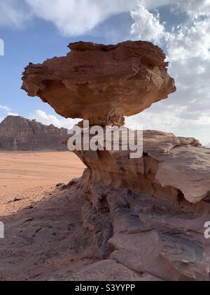 Fungo rock nel deserto del wadi rum Giordania Foto Stock