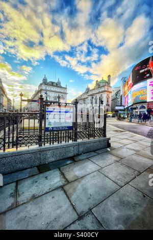 Tramonto a Piccadilly Circus, Londra, Inghilterra Foto Stock