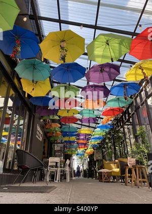 Strade colorate decorate con ombrelloni colorati in Colombia Foto Stock