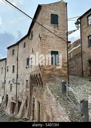 Vecchia casa vista nel borgo medievale di Carassai, Marche, Italia Foto Stock