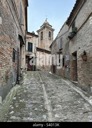 Vista sul borgo medievale di Carassai, Marche, Italia Foto Stock
