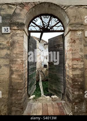 Casa abbandonata vista nel borgo medievale di Carassai, Marche, Italia Foto Stock