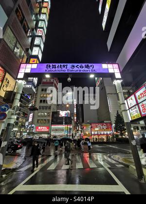 Kabukicho Sakura Dori a Shinjuku, Tokyo, Giappone. Foto Stock